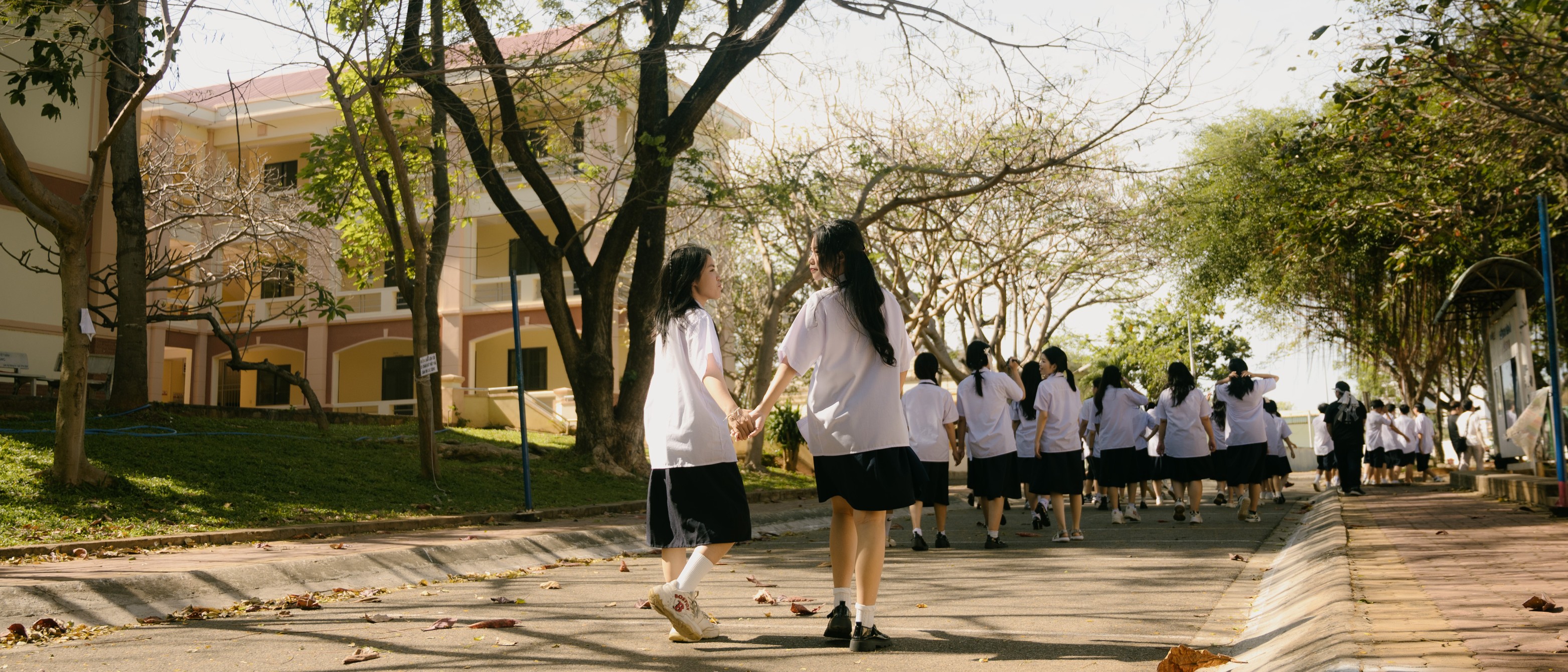 Cả lớp cùng bước xuống sân trường trong buổi chụp kỷ yếu