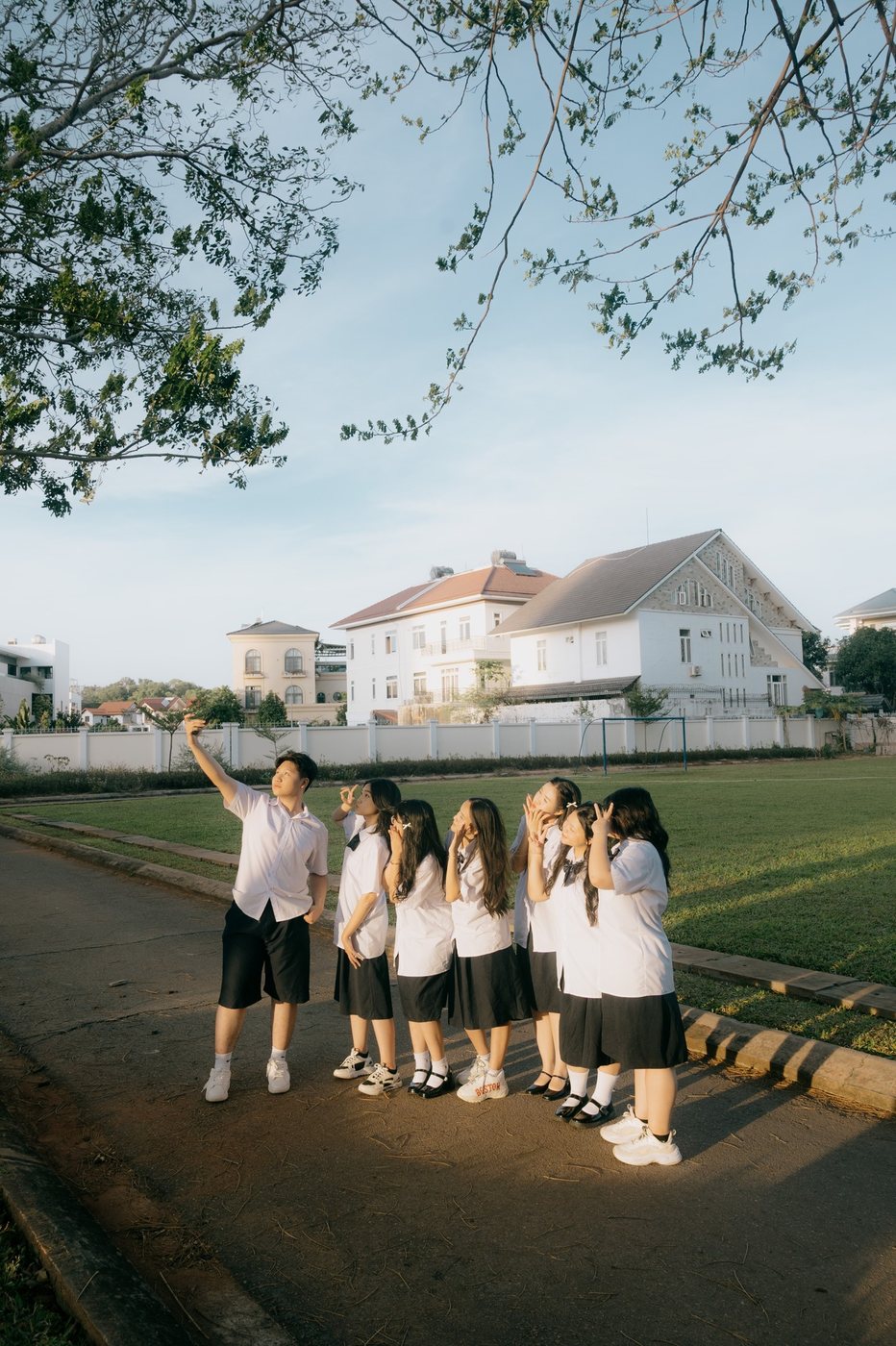 Hậu trường: selfie điểm danh cả lớp
